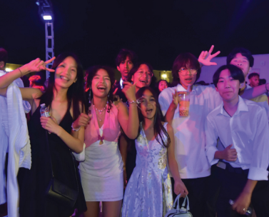 Students pose for a group photo at homecoming dance on Oct. 5.